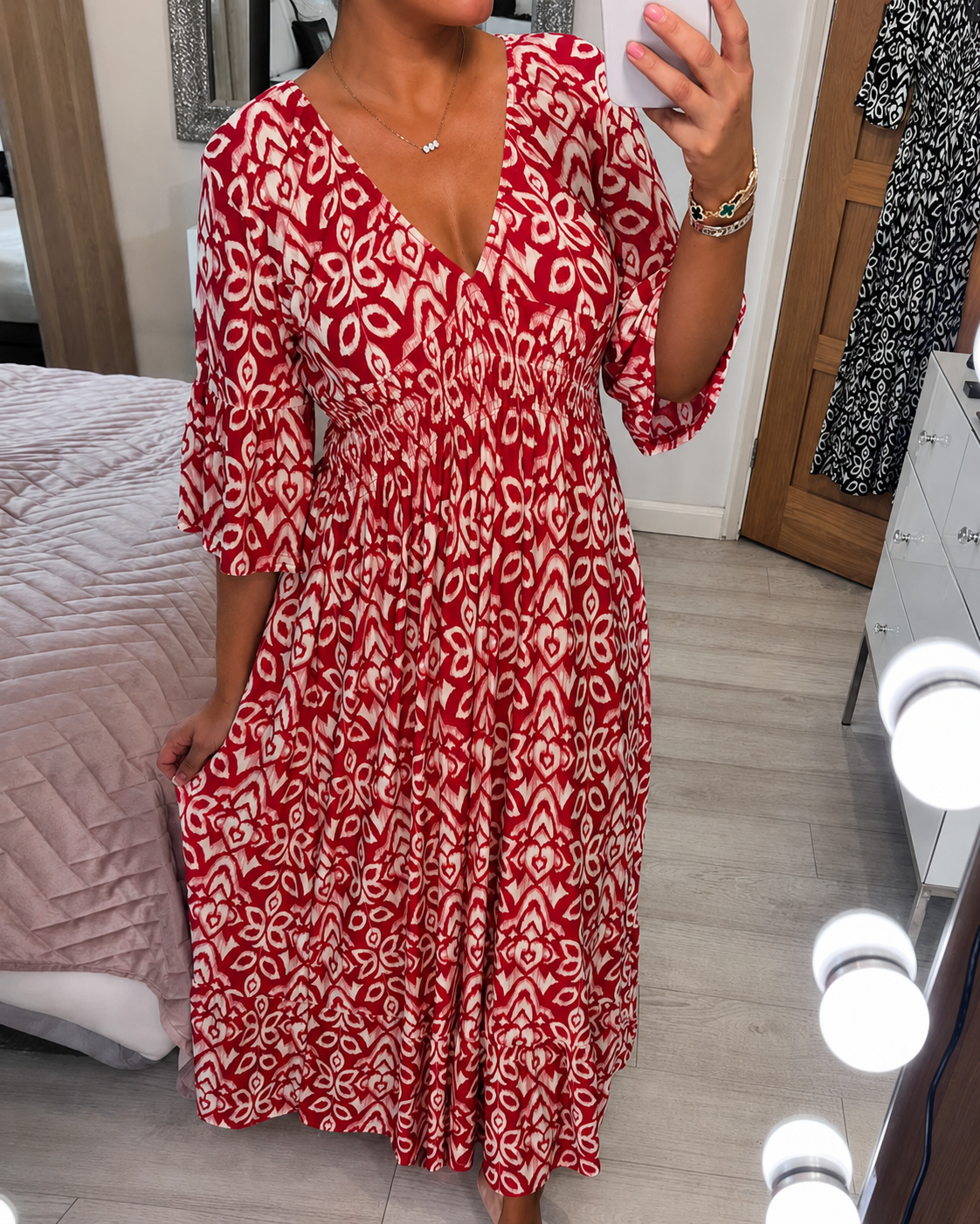 Yvonne - Stilvolles Kleid mit Verzierungen