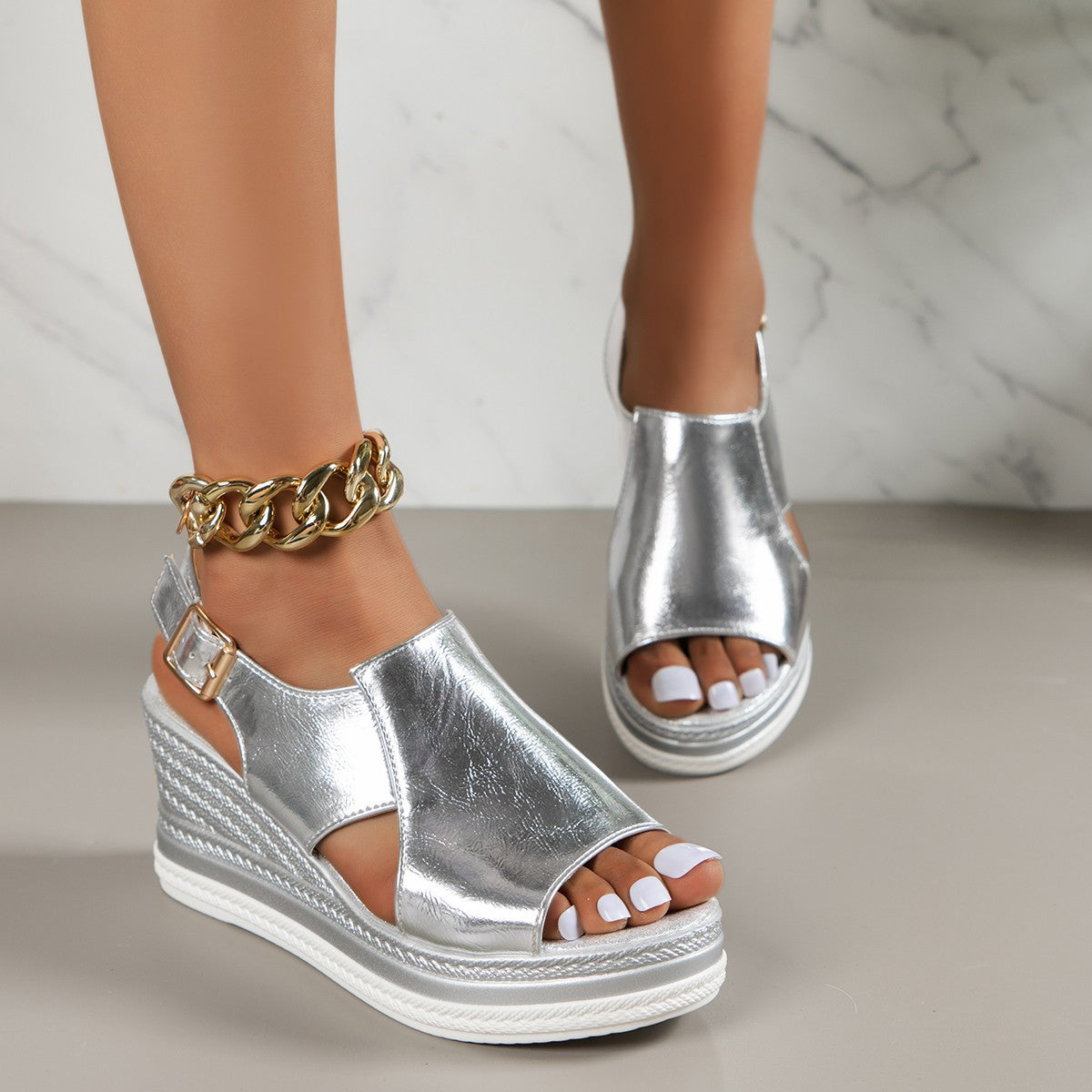 Alicia - Sandalen mit flacher Sohle und Schnalle