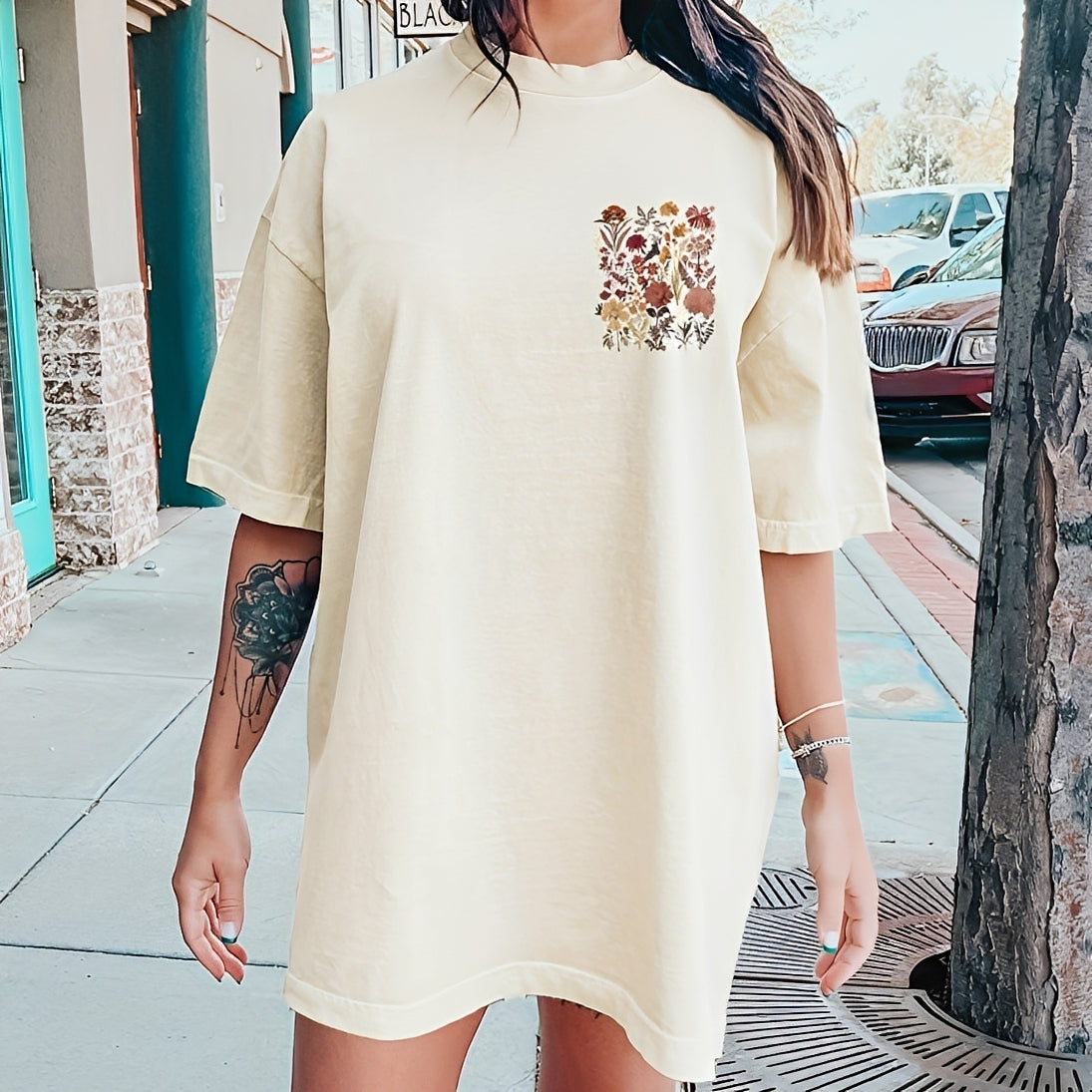 Thea - Modernes T-Shirt mit floralen Mustern