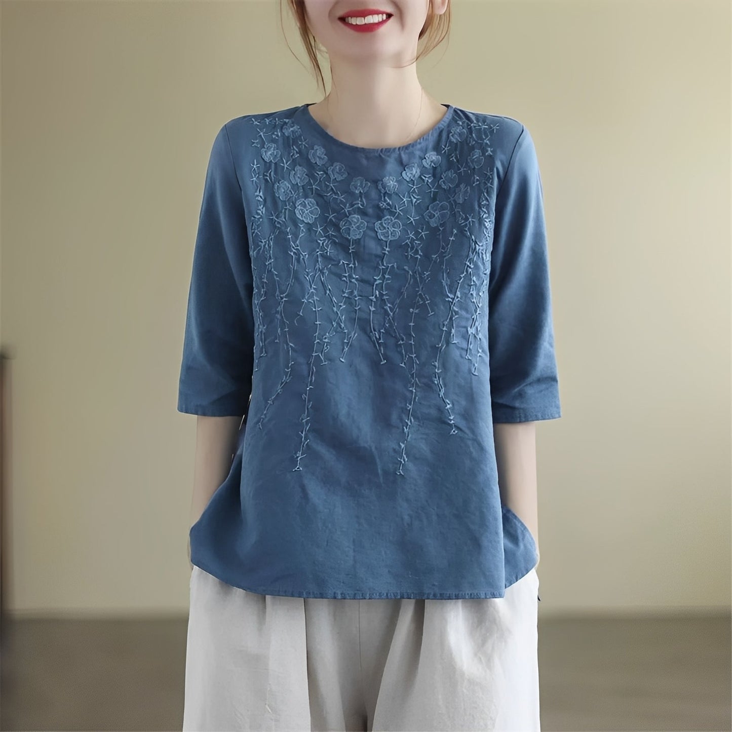 Amelia - Stylische Damenblusen mit Stickereien und halben Ärmeln