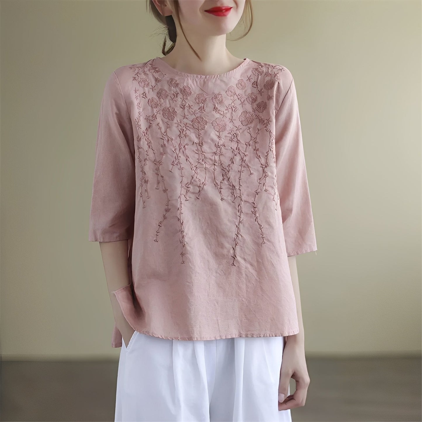 Amelia - Stylische Damenblusen mit Stickereien und halben Ärmeln