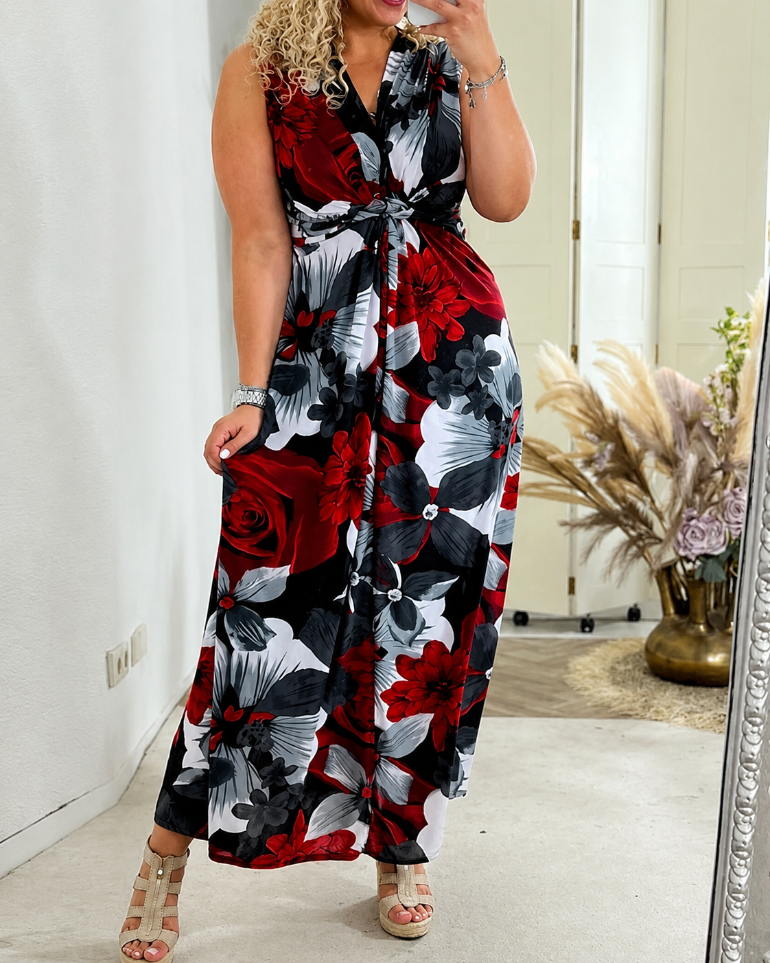 Katrina - Stilvolles ärmelloses Kleid mit Blumendetails