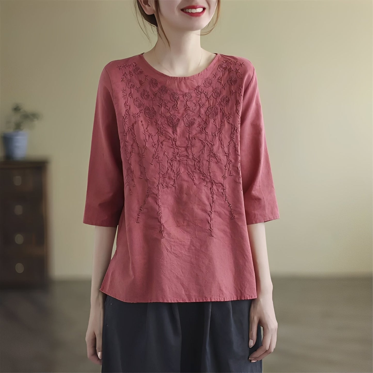 Amelia - Stylische Damenblusen mit Stickereien und halben Ärmeln
