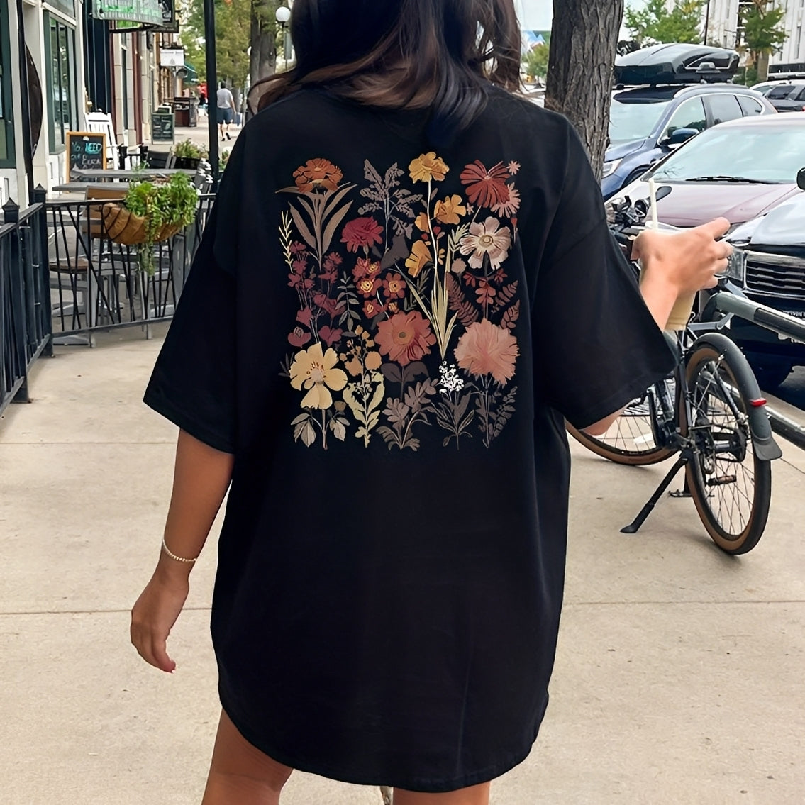 Thea - Modernes T-Shirt mit floralen Mustern