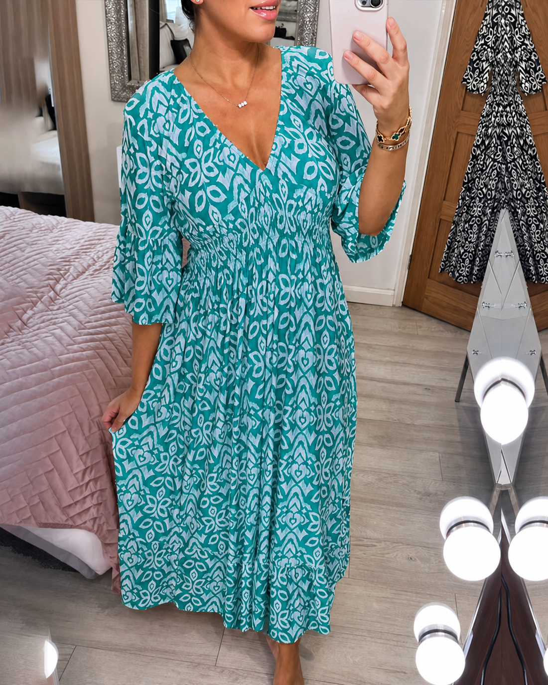 Yvonne - Stilvolles Kleid mit Verzierungen