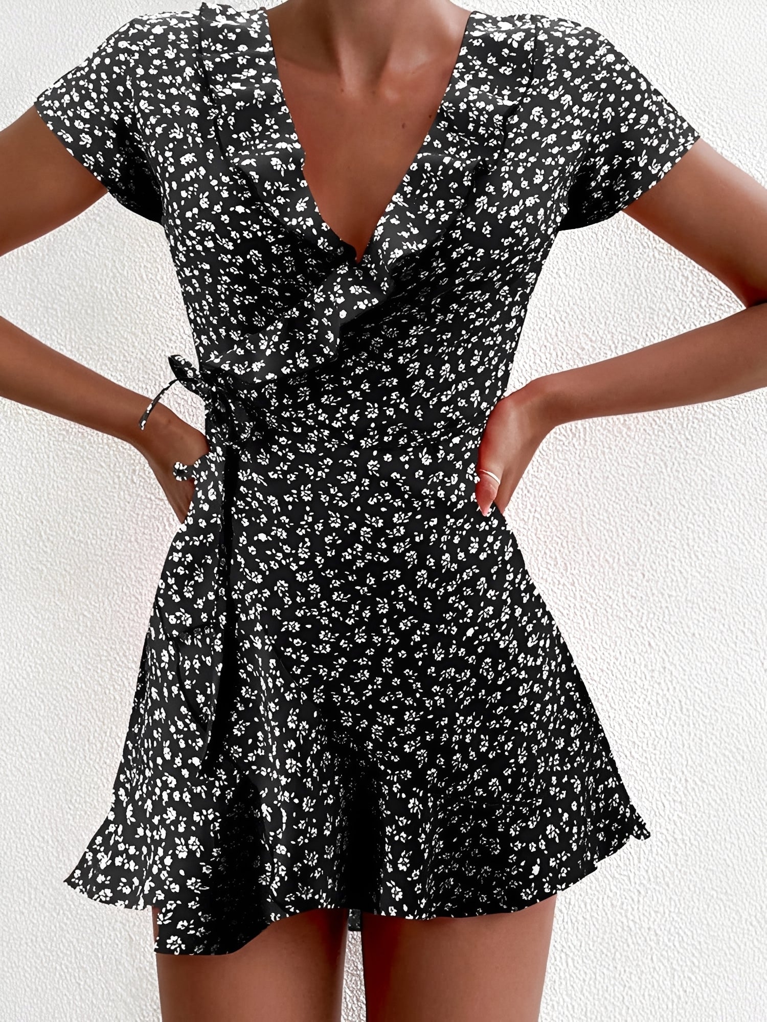 Betsy - Schickes Mini-Kleid mit Blumenmuster