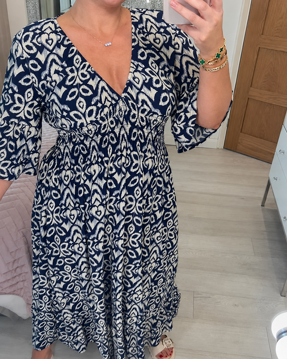 Yvonne - Stilvolles Kleid mit Verzierungen