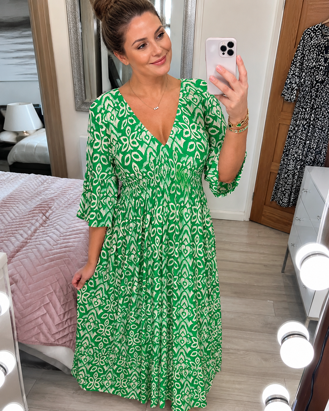 Yvonne - Stilvolles Kleid mit Verzierungen